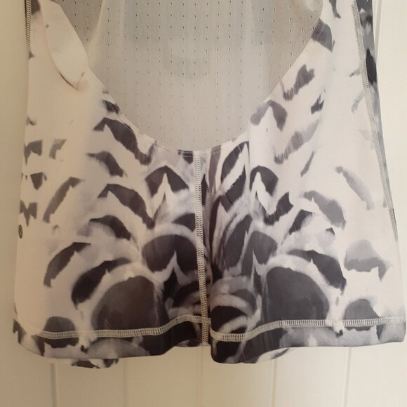 Lululemon Dance To Yoga Tank in Pretty Plume Angel Wing Black / Black Size 8 - Picture 8 of 13